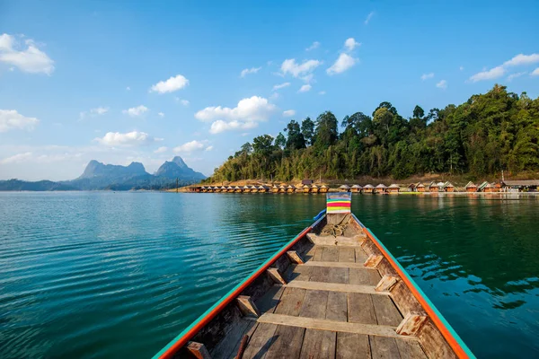 Tayland 'daki Khao Sok Ulusal Parkı' ndaki yüzen bungalov kulübelerine geleneksel Thai Uzun Kuyruklu Teknesi geliyor.