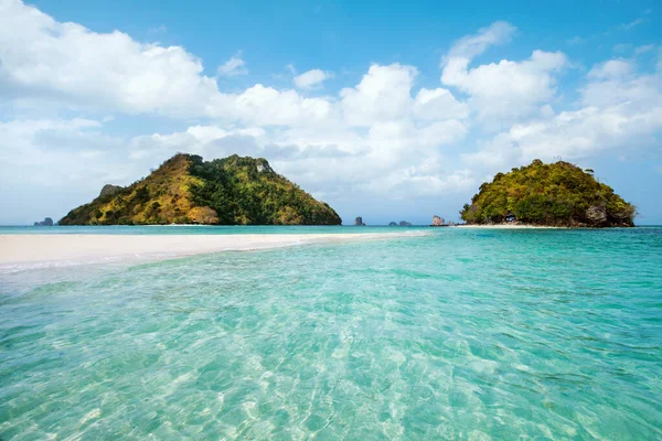 Krabi 'deki Four Island turunun bir parçası olan Tup Adaları' ndaki kristal berrak su. Ao Nang, Tayland.
