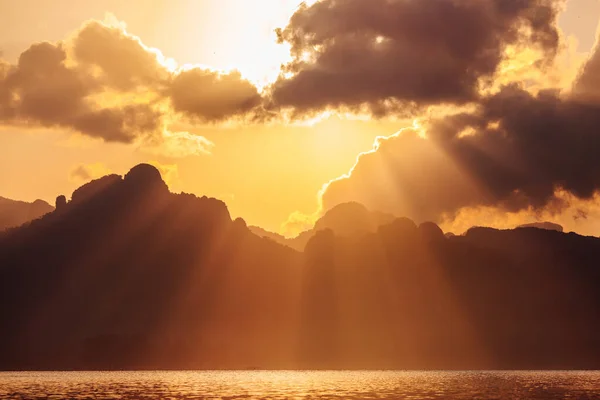 Khao Sok Ulusal Parkı, Tayland 'da güneş doğarken Karst uçurumları..