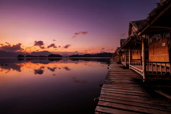 Bungalow Mengambang Taman Nasional Khao Sok Dengan Danau Cheow Lan — Stok Foto