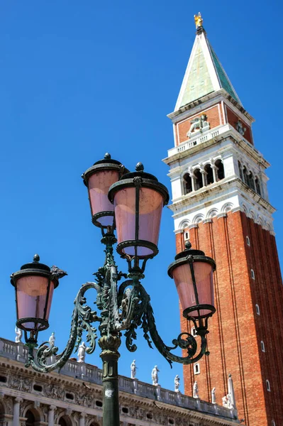 Venitiaanse Lamp Met Beroemde Campanile Het San Marcoplein Achtergrond Venetië — Stockfoto