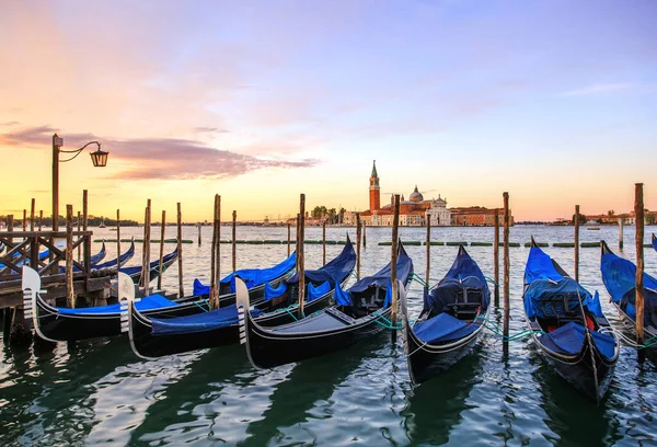 Gondolas Vid Soluppgången Med Utsikt Över San Giorgio Maggiore Kyrka — Stockfoto