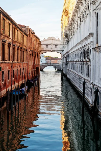 イタリア ヴェネツィアの日の出時のため息運河の橋 — ストック写真