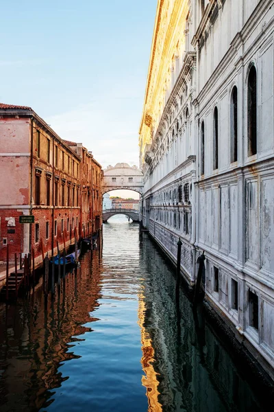 意大利威尼斯日出时的叹息运河大桥 — 图库照片