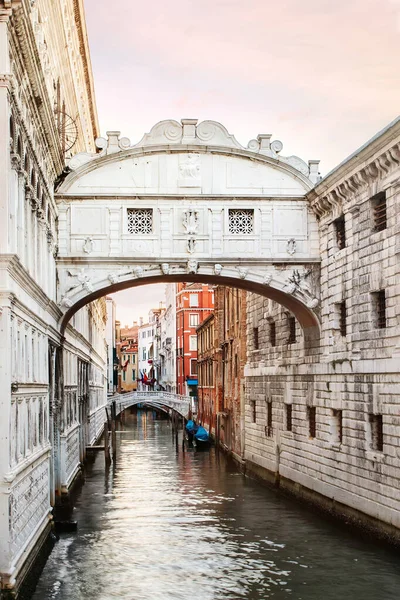 Seufzerbrücke Kanal Bei Sonnenaufgang Venedig Italien lizenzfreie Stockbilder