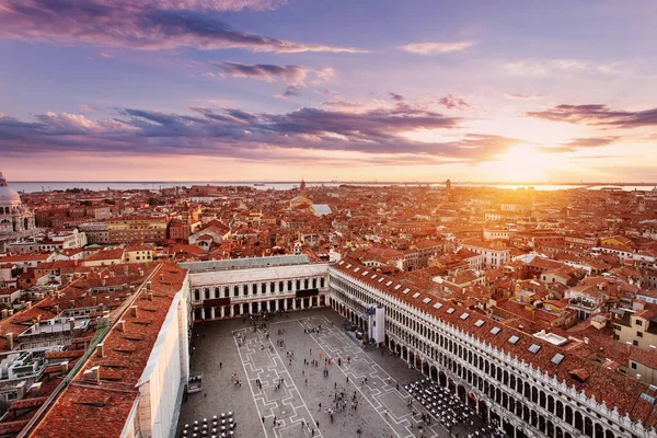 在日落时带着圣马可广场和房屋游览威尼斯 意大利威尼斯 免版税图库图片