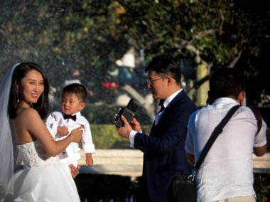 Aranjuez, İspanya, 08.10.2019. Düğünlerinin olduğu gün, yeni evliler doğuya gidiyor. 