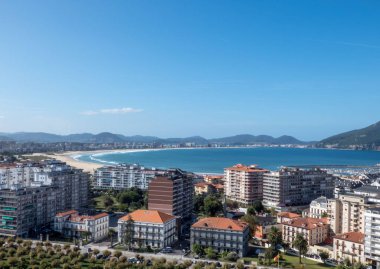 İspanya 'nın kuzeyinde, Cantabria' daki en iyi panorama Laredo şehri.