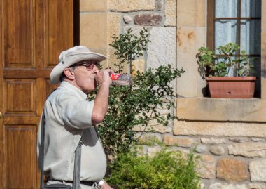   Liegranes, İspanya, 29 Eylül 2019 Susamış orta yaşlı adam