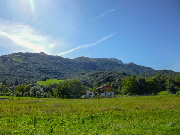 フィールド、山と小さな村とカンタブリア州の風景。S — ストック写真