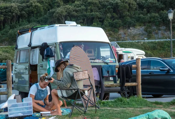 Islares, Hiszpania, 28 września 2019 r.Urfers camping na Atla — Zdjęcie stockowe