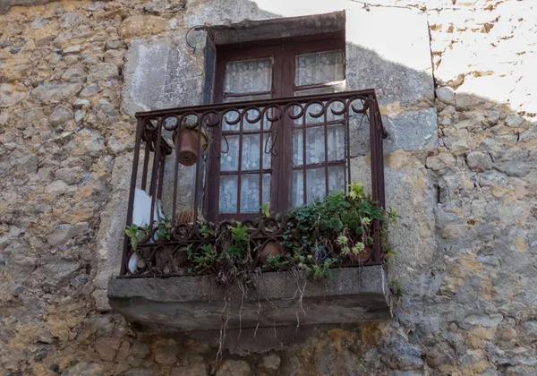 Una vieja ventana con balcón En una antigua casa de piedra en Cantabria, S — Foto de Stock