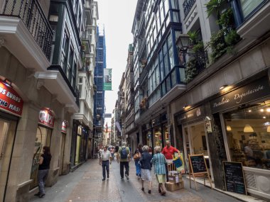 Bilbao, İspanya, 1 Ekim 2019. Bir Stre 'da Yürüyen Turistler
