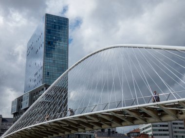 Pedro Arrupe köprüsü ve Bilbao, Bask 'ta ikiz kuleler 