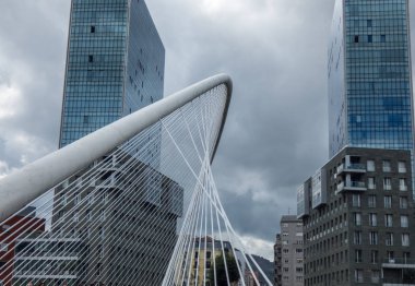 Pedro Arrupe köprüsü elementi ve Bilb 'deki ikiz kuleler