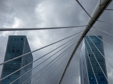 Pedro Arrupe köprüsü elementi ve Bilbao 'daki ikiz kuleler