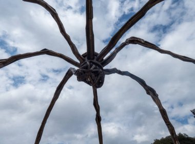 Bilbao, İspanya, 1 Ekim 2019. Bilbao 'nun Guggenheim heykeli, meşhur örümcek