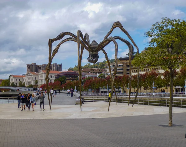 Bilbao, España, 1 de octubre de 2019 Escultura del guggenheim de Bilbao, la famosa araña que está cerca del museo — Foto de Stock