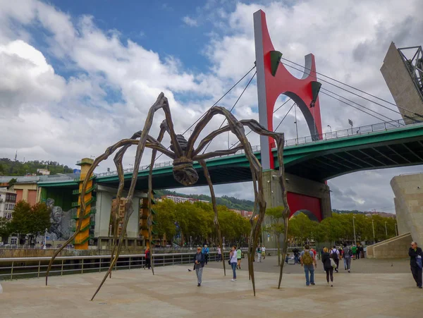 Bilbao, España, 1 de octubre de 2019. Escultura del guggenheim de Bilbao, la famosa araña que está cerca del museo — Foto de Stock
