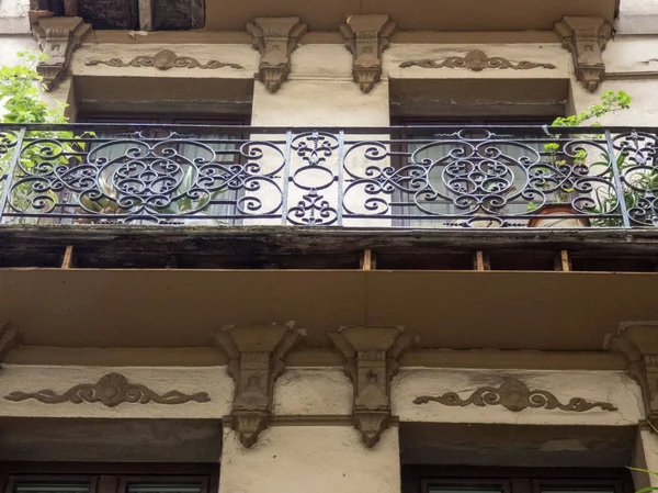 The Street In Old City Of Bilbao, Balcony With Metal Forged Ra — Stock Photo, Image