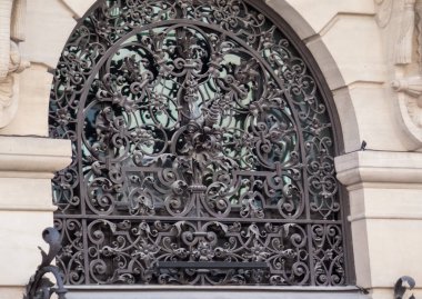  Madrid 'in penceresinde çiçek desenleri olan güzel ızgara.