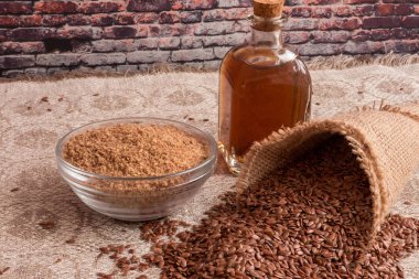 Keten kumaşta keten tohumu ve cam kasede haşlanmış tohumlar. 