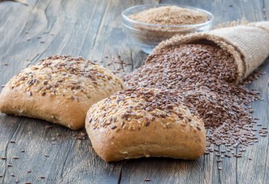 Keten ve keten tohumu ve keten tohumlu ekmek ve D harfi üzerine susam.