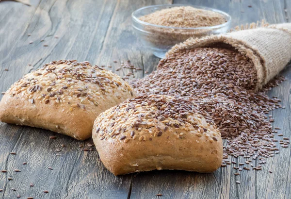 Keten ve keten tohumu ve keten tohumlu ekmek ve D harfi üzerine susam.