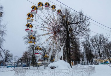 Rusya 'daki kış parkı. Kasabanın nükteli dönme dolabı..
