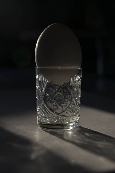 Куряче Яйце Столі Склянці Під Денним Світлом — стокове фото