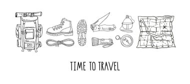 Beyaz üzerine izole edilmiş el çizilmiş elementlerin vektör kümesi. Kamp gezileri için yürüyüş teçhizatı, maceralı sırt çantaları. Sırt çantası, botlar, harita, el feneri, yeniden kullanılabilir şişe. Mektup. Seyahat zamanı.