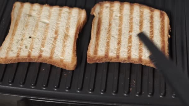 Pemanggang Roti Pembuat Sandwich Roti Digoreng Dalam Pemanggang Roti Lapis — Stok Video