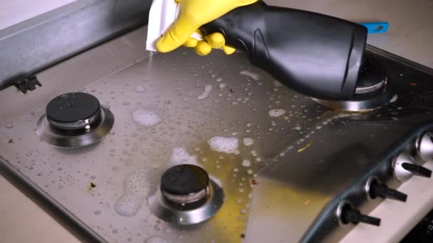 Person Cleans Removes Complex Contaminants Gas Stove Using Household Chemicals — Stock Video