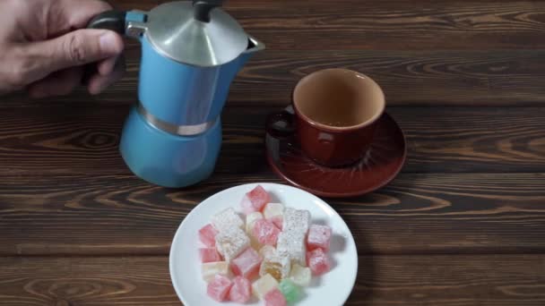 Gorąca Kawa Wylewa Się Włoskiego Typu Moka Pot Geyser Brązowego — Wideo stockowe