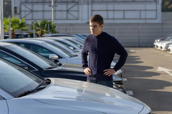 Cliente concesionario de coches elige el coche. Una fila de coches nuevos aparcar — Foto de Stock