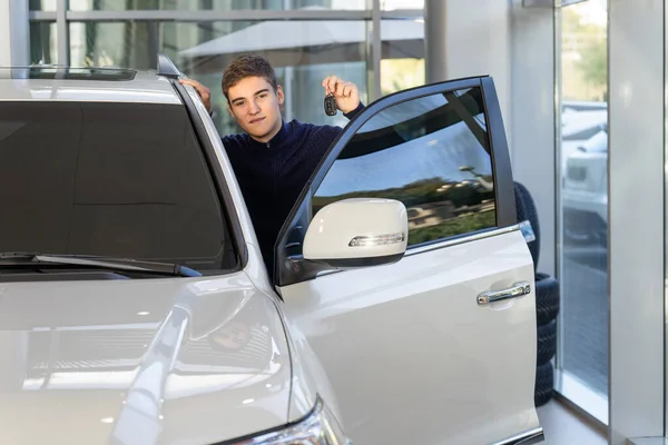 Retrato del cliente feliz. El hombre compró una camioneta nueva. Trato feliz coche — Foto de Stock