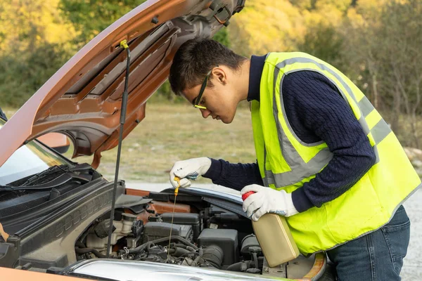 Akut vägassistans, tekniker hjälper till med bilreparation — Stockfoto