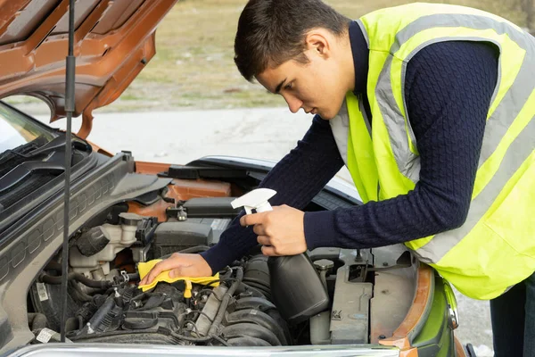 Nödhjälp på vägarna, teknikern rengör bilmotorn — Stockfoto