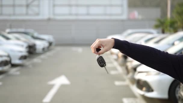 Een Tiener Houdt Autosleutel Tegen Achtergrond Van Auto Gelukkige Klant — Stockvideo