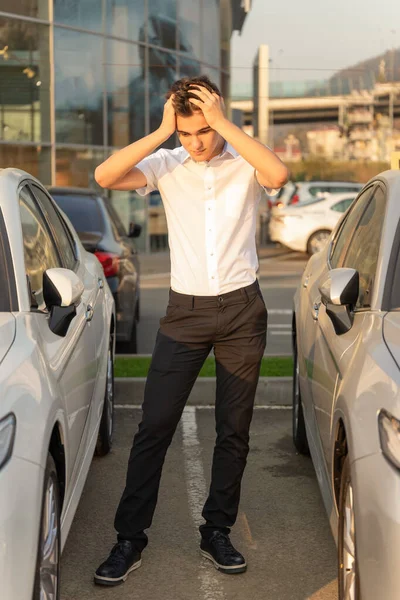 Un adolescent emoțional din dealerul auto cumpără prima mașină — Fotografie, imagine de stoc