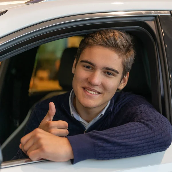 Retrato de un adolescente feliz que compró un coche nuevo . — Foto de Stock