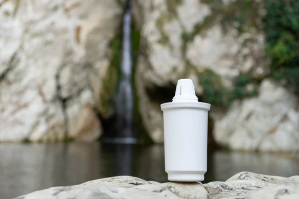 Filtro para jarros de água no fundo de um córrego de montanha ou rio — Fotografia de Stock