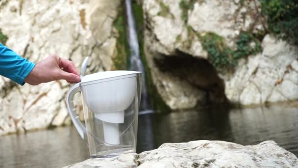 フィルタージャグを通して水のろ過のプロセス 浄化された水健康的なライフスタイル — ストック動画