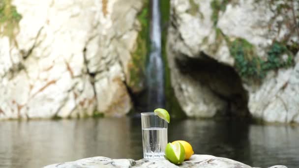 Verre Transparent Une Eau Claire Sur Une Pierre Dans Parc — Video