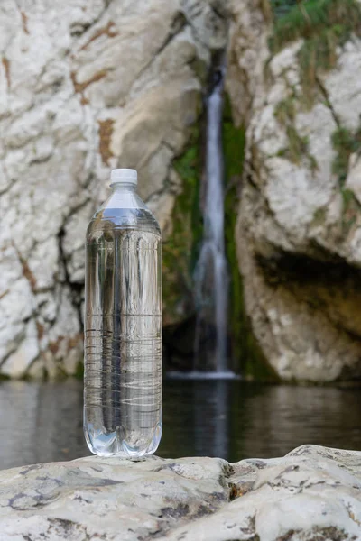 Imagen de una botella de agua biodegradable. Agua pura de un manantial de montaña — Foto de Stock