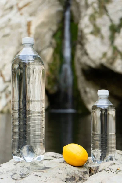 Imagen de un agua potable natural mineral en el fondo de una cascada de montaña — Foto de Stock