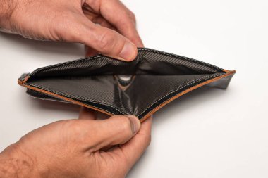 Beyaz arka plandaki bir adamın elinde boş bir deri cüzdan..