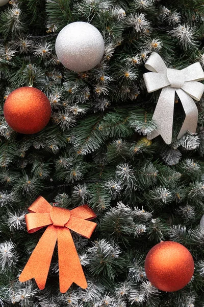 木の玉と弓を背景にクリスマスツリー — ストック写真