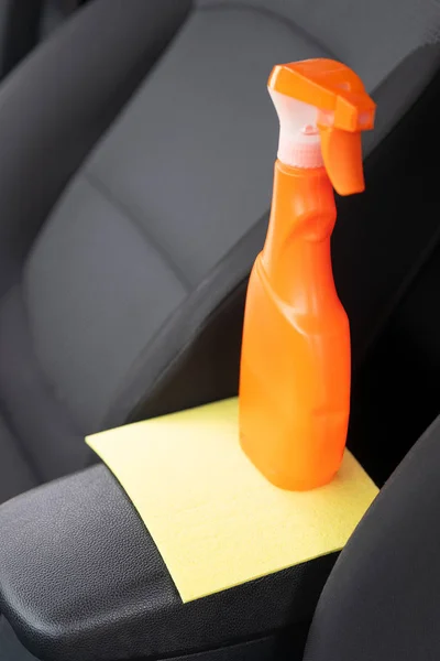 Bild av ett rengöringsmedel för rengöring av salongen i fordonet. Biltvätt — Stockfoto