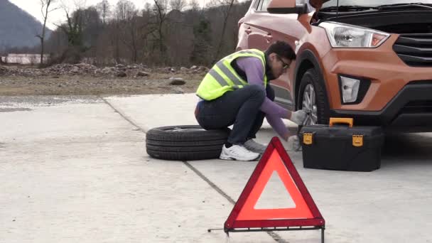 Driver Dressed High Visibility Reflective Vest Changes Tyre Rural Road — ストック動画